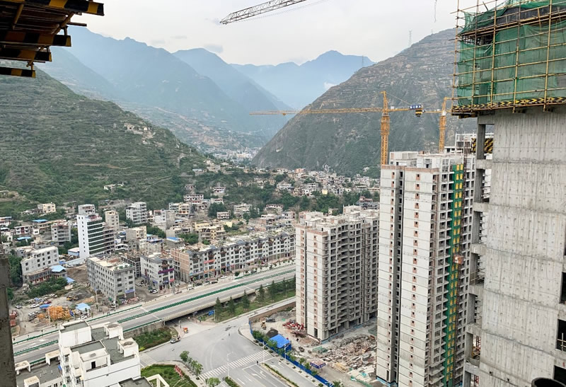匠心傾注、喜封金頂——龍江?雙子座商住小區(qū)主體順利封頂